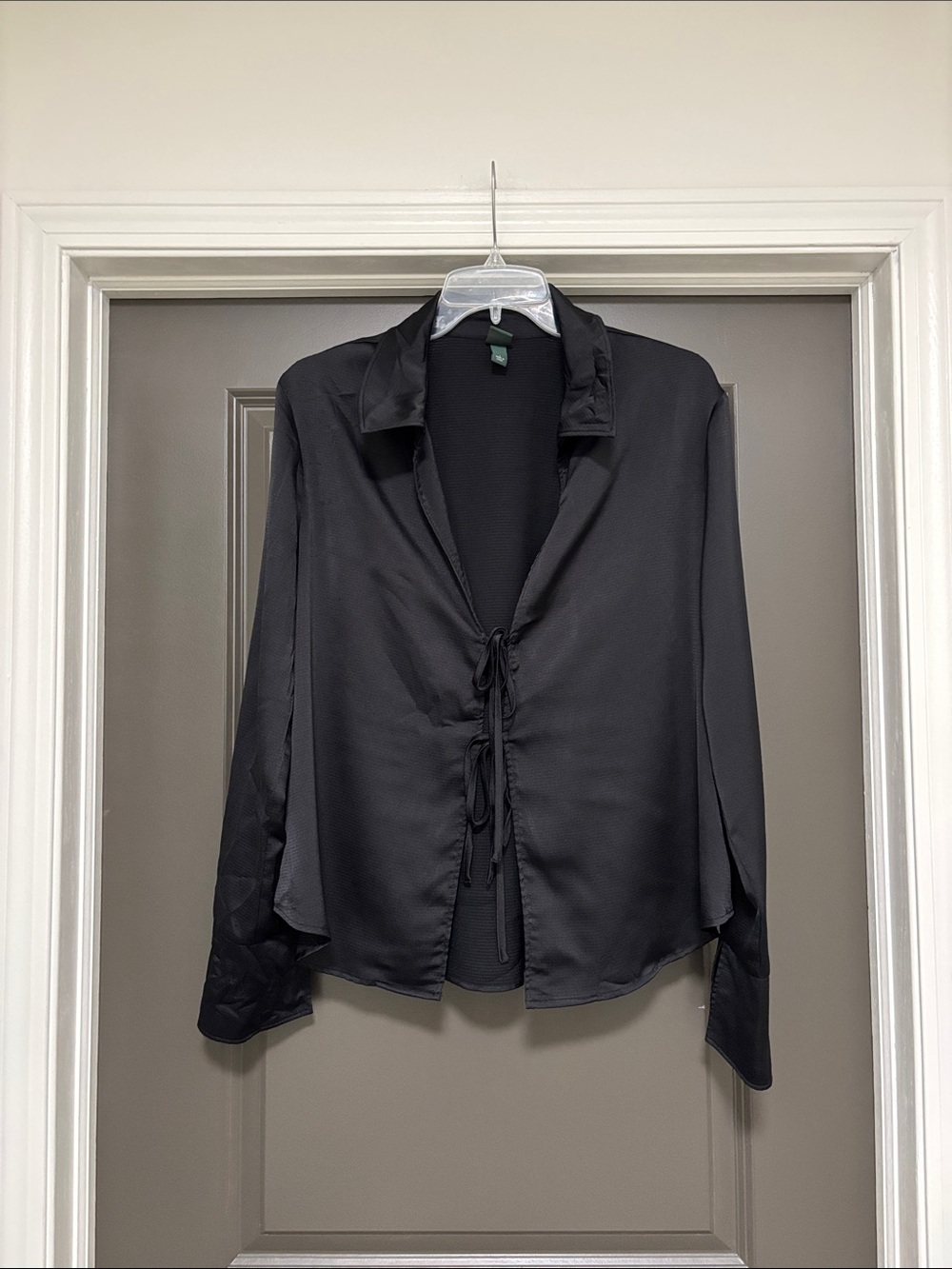 Wild Fable black satin tie front blouse L